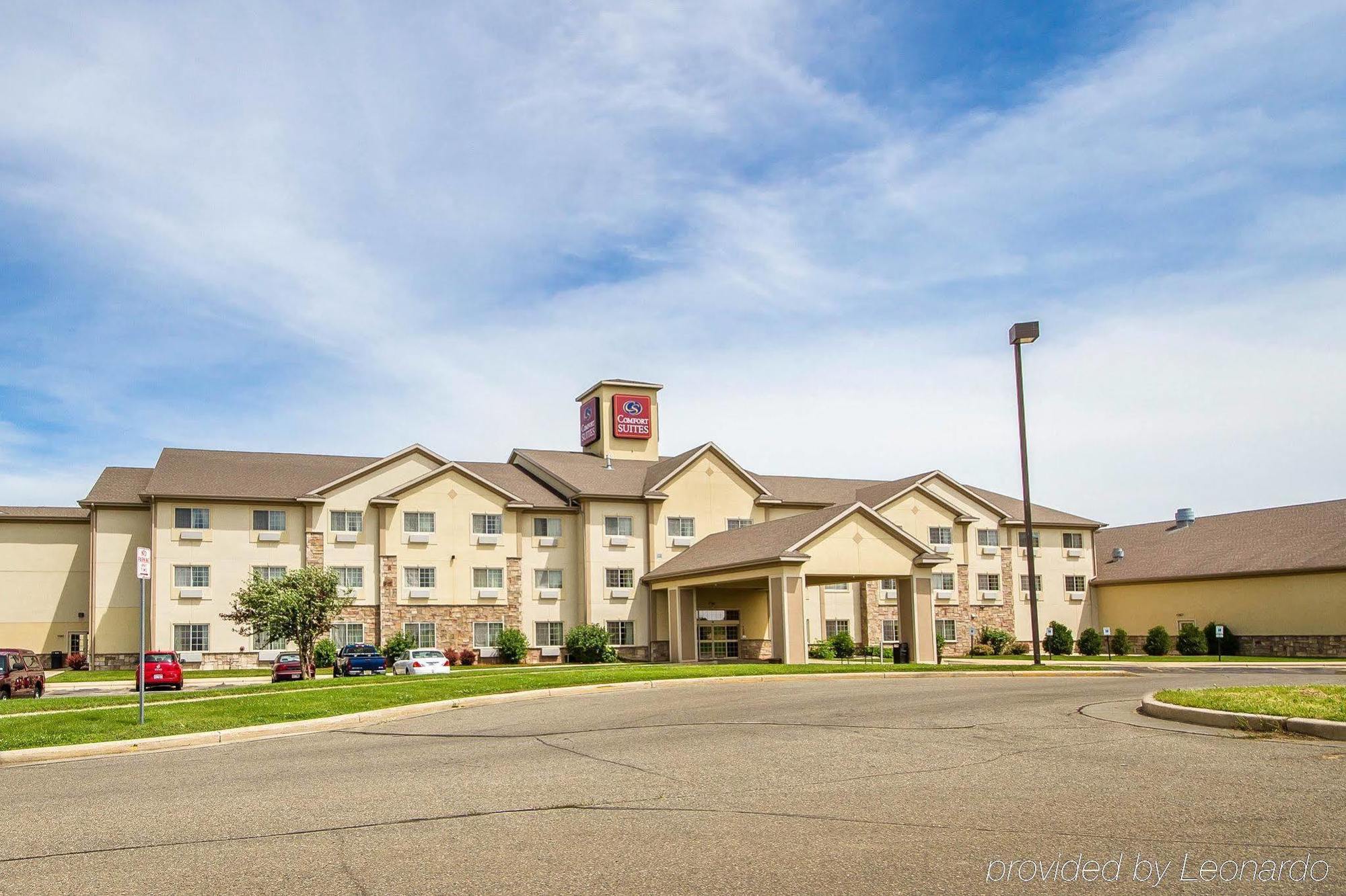 Comfort Suites Johnson Creek Conference Center Exterior photo