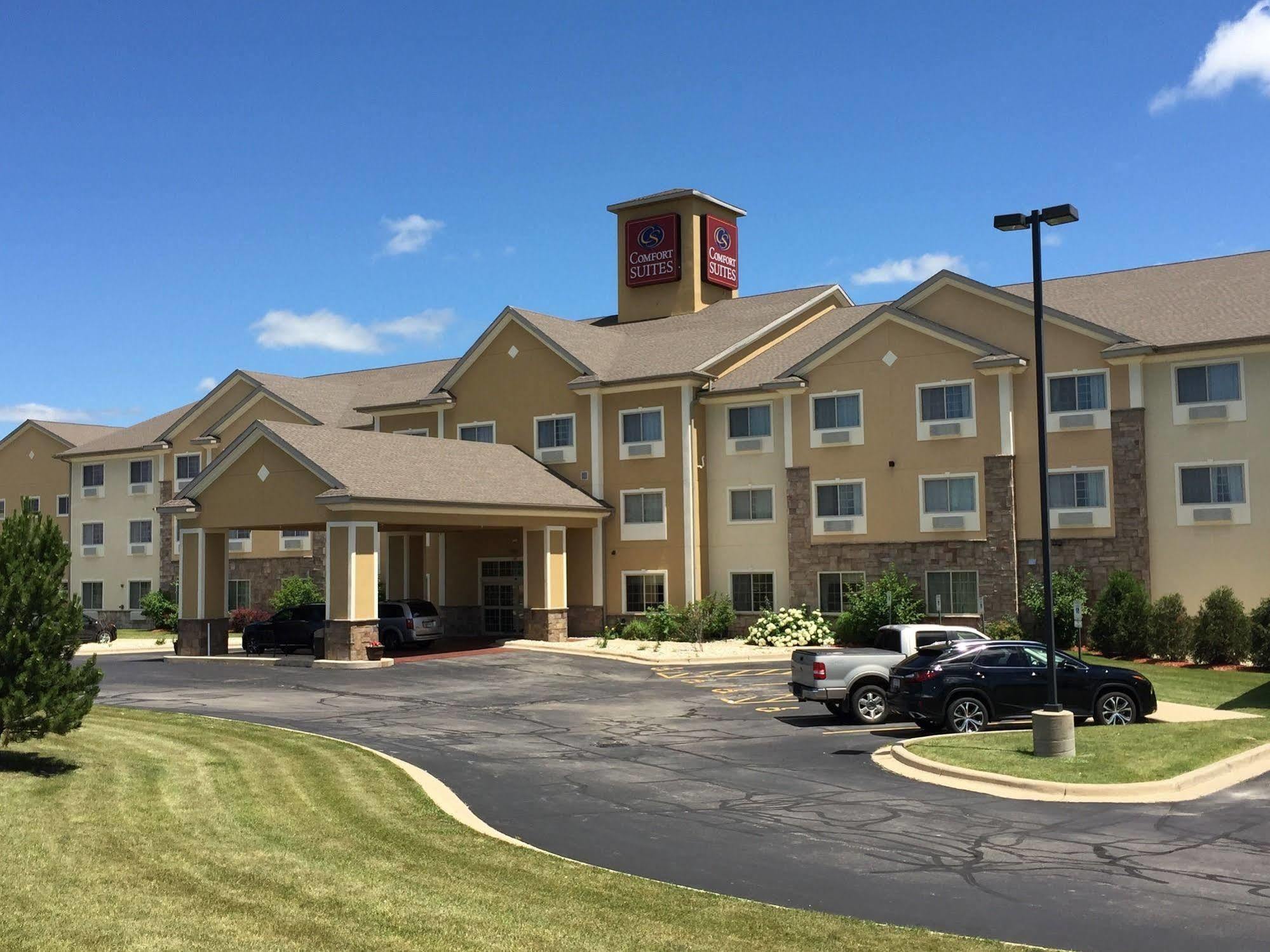 Comfort Suites Johnson Creek Conference Center Exterior photo